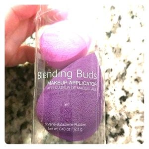 2 blending buds makeup applicator